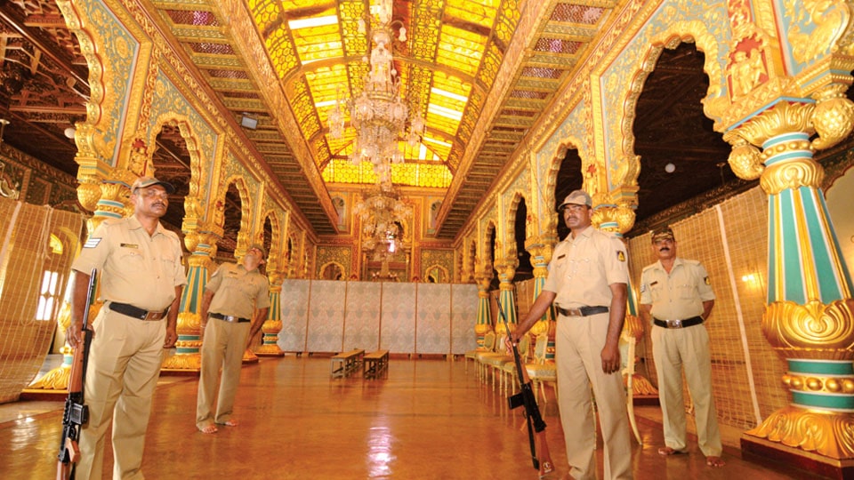 ಖಾಸಗಿ ದರ್ಬಾರ್‌ಗೆ ಭಾರೀ ಭದ್ರತೆ ನಡುವೆ ಶಾಸ್ತ್ರೋಕ್ತ ಸಿಂಹಾಸನ ಜೋಡಣೆ