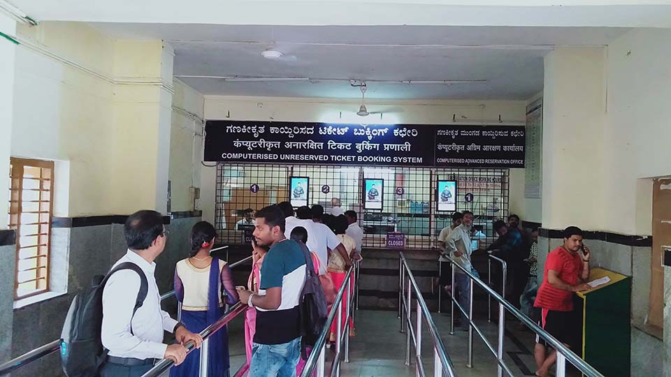 ಅರಸೀಕೆರೆ ರೈಲ್ವೆ ನಿಲ್ದಾಣದಲ್ಲಿ ಭದ್ರತೆ ಕೊರತೆ..!ಸಿಸಿ ಕ್ಯಾಮರಾ, ಅಗತ್ಯ ಭದ್ರತಾ ಸಿಬ್ಬಂದಿ ನೇಮಕಕ್ಕೆ ಒತ್ತಾಯ