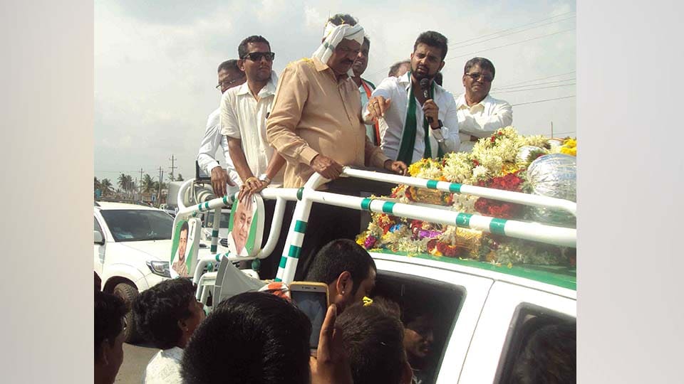 ಜೆಡಿಎಸ್ ಅಭ್ಯರ್ಥಿ ಪ್ರಜ್ವಲ್ ಬಿರುಸಿನ ಪ್ರಚಾರ