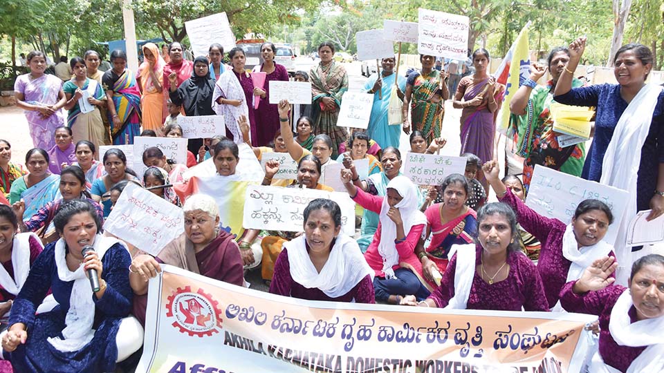 ಕನಿಷ್ಠ ವೇತನವೂ ಸೇರಿದಂತೆ ಇನ್ನಿತರೆ ಸೌಲಭ್ಯಕ್ಕಾಗಿ ಗೃಹ ಕಾರ್ಮಿಕರ ಪ್ರತಿಭಟನೆ