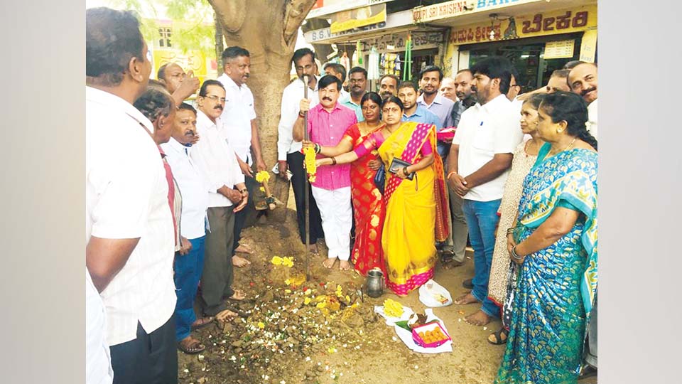 ಸೂಯೆಜ್ ಫಾರಂನಿಂದ ಮಾನಂದವಾಡಿ ರಸ್ತೆ ಅಭಿವೃದ್ಧಿಗೆ ಶಾಸಕ ರಾಮದಾಸ್ ಗುದ್ದಲಿಪೂಜೆ