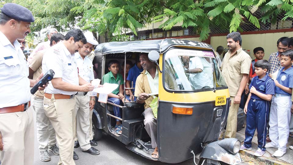 ನಿಯಮ ಮೀರಿ ಅಧಿಕ ಶಾಲಾ ಮಕ್ಕಳ ಸಾಗಣೆ: 70ಕ್ಕೂ ಹೆಚ್ಚು ವಾಹನಗಳ ವಿರುದ್ಧ ಪ್ರಕರಣ ದಾಖಲು