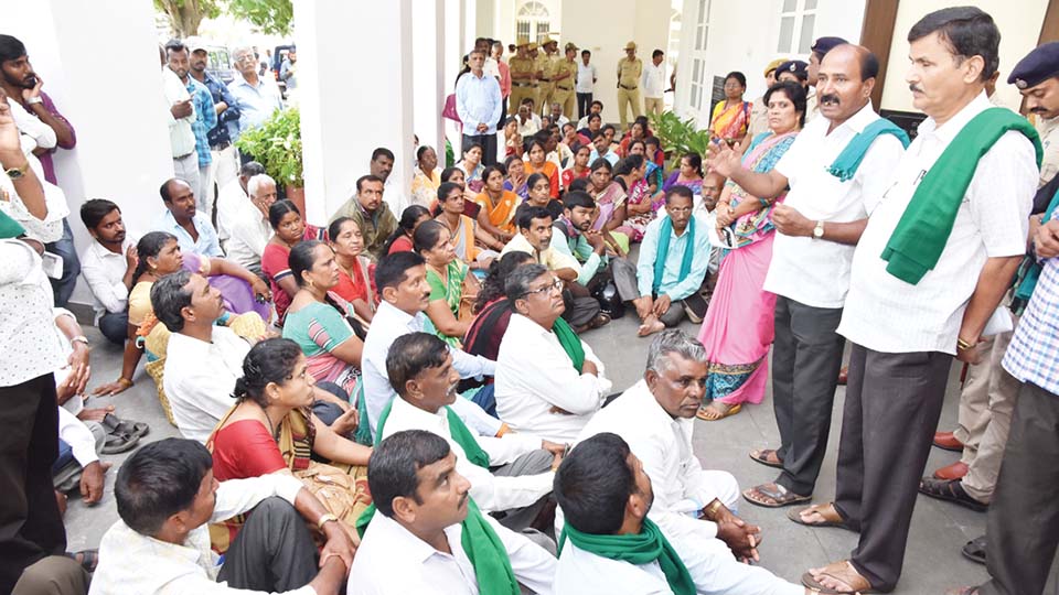 ರೈತರ ನಾನಾ ಸಮಸ್ಯೆ, ಗ್ರೀನ್ ಬಡ್ಸ್ ಠೇವಣಿದಾರರಿಗೆ ಪರಿಹಾರಕ್ಕೆ ಆಗ್ರಹಿಸಿ ರೈತರ ಪ್ರತಿಭಟನೆ