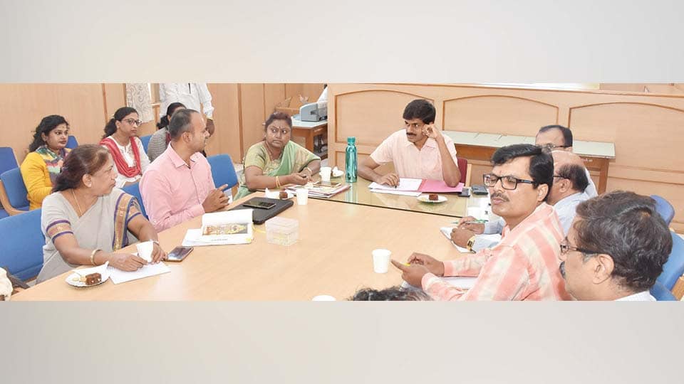 ಸಾಂಕ್ರಾಮಿಕ ರೋಗ ಹರಡದಂತೆ ಕಟ್ಟೆಚ್ಚರ ವಹಿಸಲು ಮೈಸೂರು ಡಿಸಿ ಸೂಚನೆ