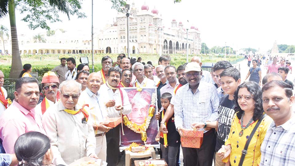 ನಾಲ್ವಡಿ ಕೃಷ್ಣರಾಜ ಒಡೆಯರ್ 135ನೇ ಜನ್ಮದಿನ ಆಚರಣೆ, ಸಿಹಿ ವಿತರಣೆ