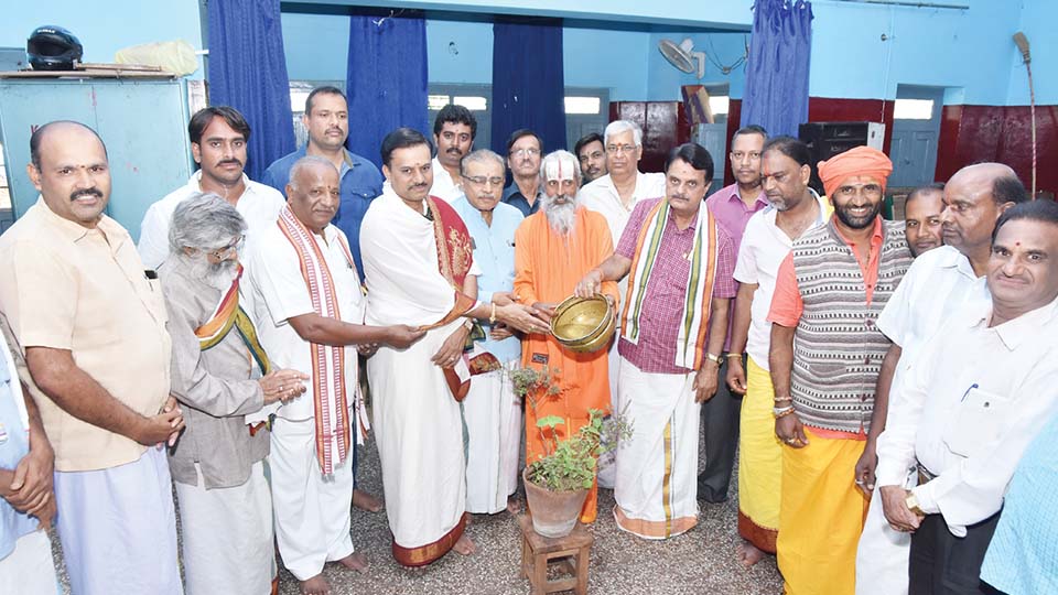ಸರ್ವರ ಹಿತ ಬಯಸುವ ಪುರೋಹಿತರ ಅವಹೇಳನ