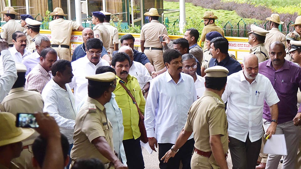 ರಾಜೀನಾಮೆ ಅಂಗೀಕಾರಕ್ಕೆ ಸ್ಪೀಕರ್ ಮೀನಾಮೇಷಸುಪ್ರೀಂಕೋರ್ಟ್‍ನಲ್ಲಿ ಅತೃಪ್ತರ ಹಣೆಬರಹ ಇಂದು ನಿರ್ಧಾರ