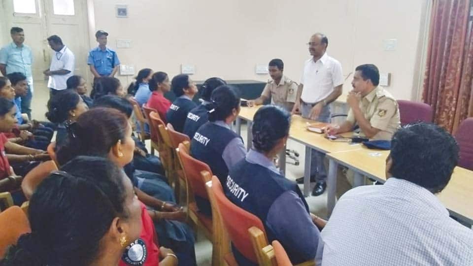 ಕೆಆರ್, ಚೆಲುವಾಂಬ ಆಸ್ಪತ್ರೆ ಭದ್ರತಾ ಸಿಬ್ಬಂದಿಗೆ ಪೊಲೀಸರ ನೀತಿ ಪಾಠ