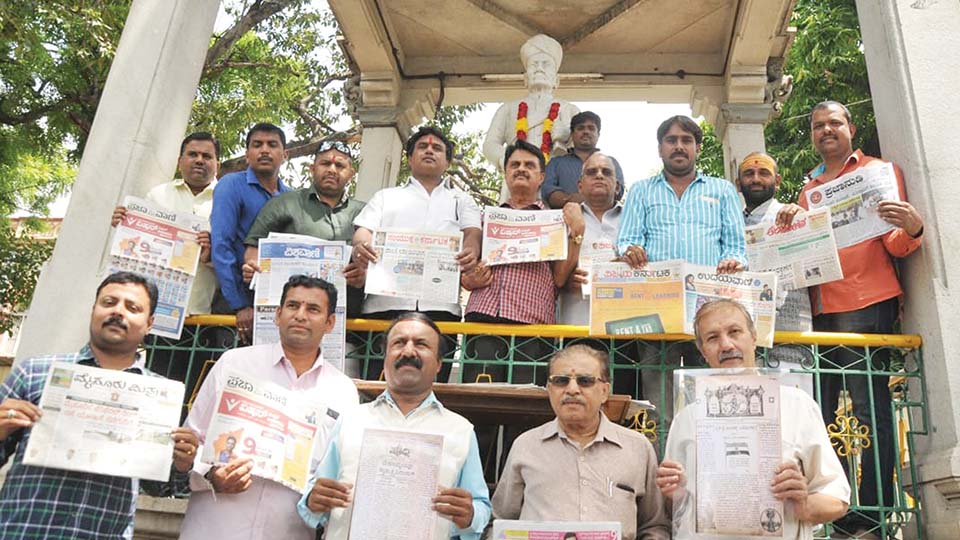 ಪತ್ರಿಕೋದ್ಯಮದ ಪಿತಾಮಹ ತಾತಯ್ಯ ಪ್ರತಿಮೆ ಮುಂದೆ ಪತ್ರಿಕಾ ದಿನಾಚರಣೆ