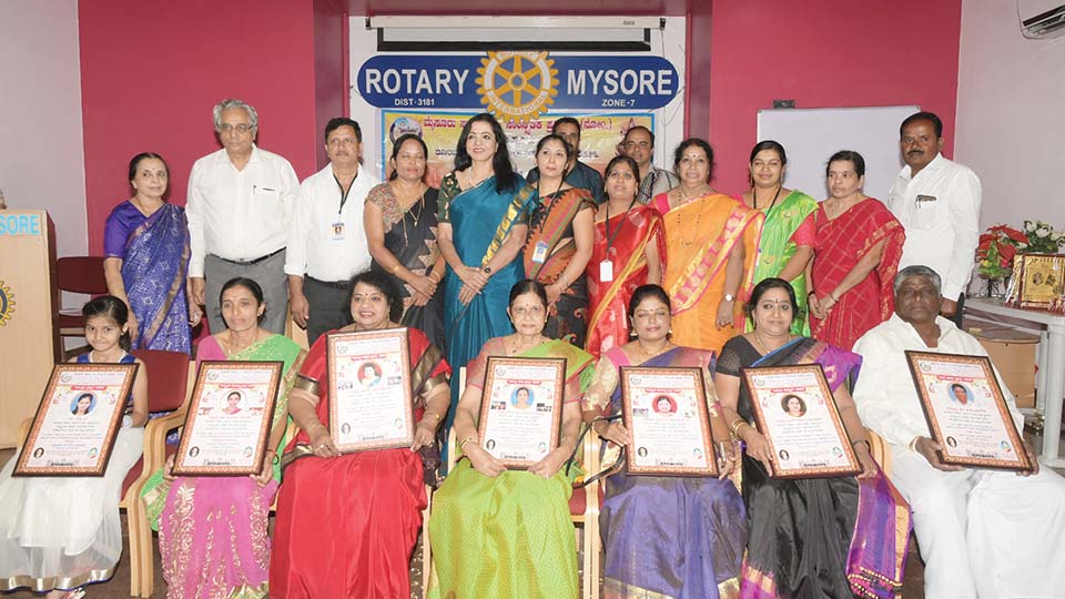 ಮಾಧ್ಯಮಗಳು ಬಲವಂತವಾಗಿ ರಾಜಕೀಯ ಸುದ್ದಿಗಳನ್ನು ಮನೆಗಳಿಗೆ ತೂರಿಸುತ್ತಿವೆ