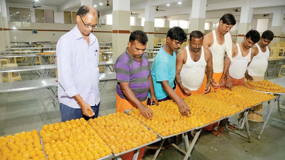 ಆಷಾಢ ಶುಕ್ರವಾರಕ್ಕೆ 35 ಸಾವಿರ ಲಾಡು ಸಿದ್ಧ