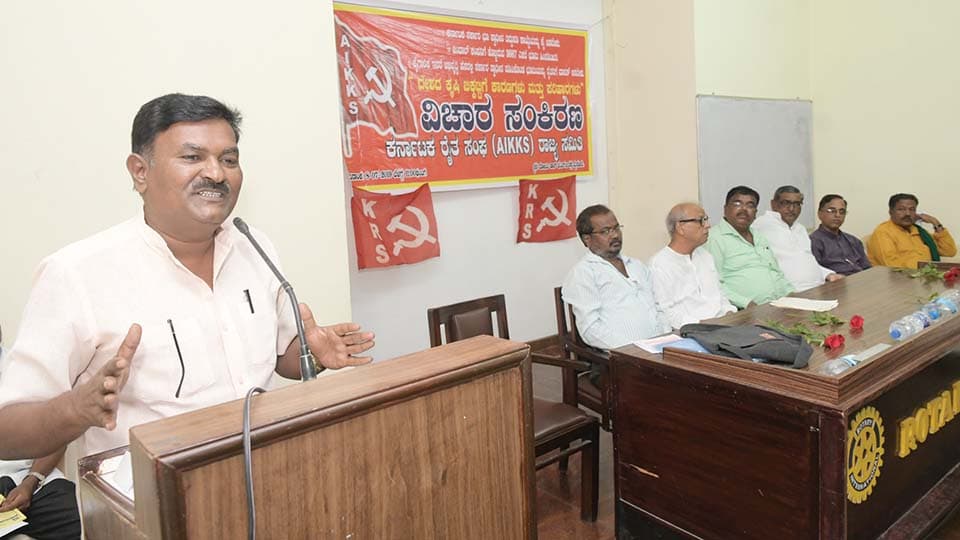 ಸರ್ಕಾರಗಳು ಕೃಷಿ ಭೂಮಿಯನ್ನು ಇತರ ಉದ್ದೇಶಗಳಿಗೆ ನೀಡಿ ದೇಶ ನಾಶ ಮಾಡಲು ಮುಂದಾಗಿವೆ