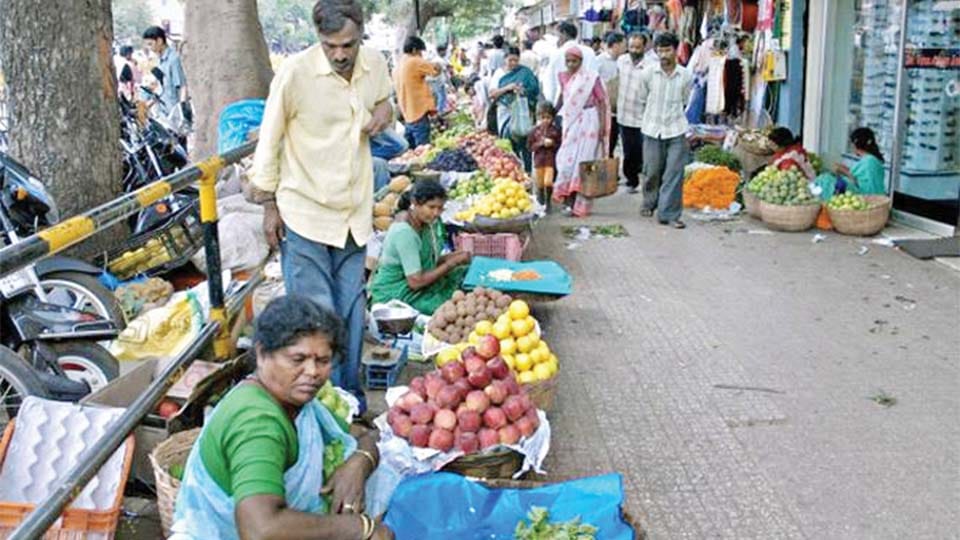ಪಾದಚಾರಿಗಳಿಗೆ ಫುಟ್‍ಪಾತ್ ಮುಕ್ತಗೊಳಿಸಿ ಇಲ್ಲ ನಗರಪಾಲಿಕೆ ಮುಂದೆ ವ್ಯಾಪಾರಕ್ಕೆ ಅವಕಾಶ ಕಲ್ಪಿಸಿ