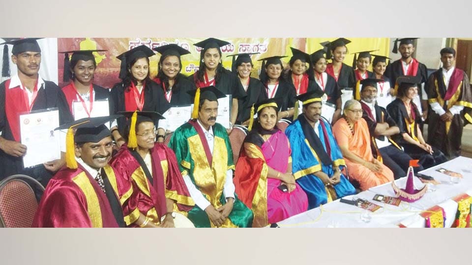 ಯೋಗ ಶಿಕ್ಷಣ ಪೂರೈಸಿದ ವಿದ್ಯಾರ್ಥಿಗಳಿಗೆ ಪದಕ ಪ್ರದಾನ
