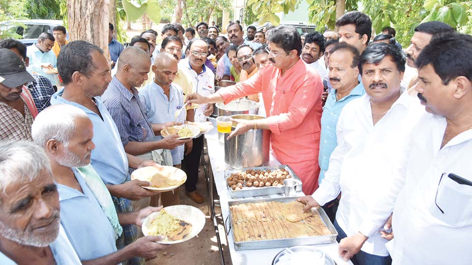 ನಿರಾಶ್ರಿತರ ಪುನರ್ವಸತಿ ಕೇಂದ್ರದಲ್ಲಿ ಆರ್.ಅಶೋಕ್ ಹುಟ್ಟುಹಬ್ಬ ಆಚರಣೆ