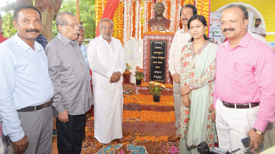 ಮೈಸೂರು ಜಿಲ್ಲಾ ಉಸ್ತುವಾರಿ ಸಚಿವ ಜಿಟಿಡಿ ಅವರಿಂದ ರಾಜಶೇಖರ ಕೋಟಿಯವರ ಪುತ್ಥಳಿ ಅನಾವರಣ