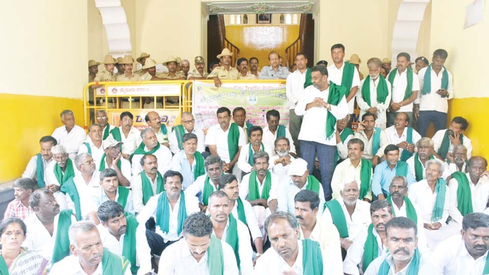 ಮುಂಗಾರು ಫಸಲಿಗೆ ನಾಲೆಗಳಿಗೆ ನೀರು ಹರಿಸಿ, ಕೆರೆ ಕಟ್ಟೆಗಳನ್ನು ತುಂಬಿಸಲು ಆಗ್ರಹ