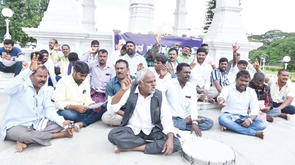 ದಲಿತರ ಮೇಲಿನ ದೌರ್ಜನ್ಯ ಖಂಡಿಸಿ ಮೈಸೂರಲ್ಲಿ ಪ್ರತಿಭಟನೆ