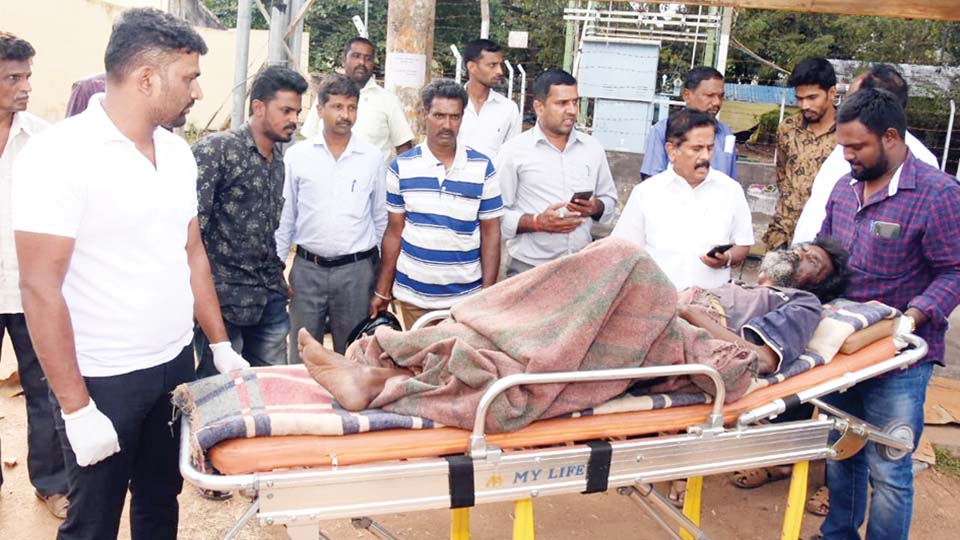 ಬಸ್‍ಸ್ಟಾಪ್‍ನಲ್ಲಿದ್ದ ಅಸ್ವಸ್ಥನನ್ನು   ಆಸ್ಪತ್ರೆಗೆ ದಾಖಲಿಸಿದ ಎಂಕೆಎಸ್
