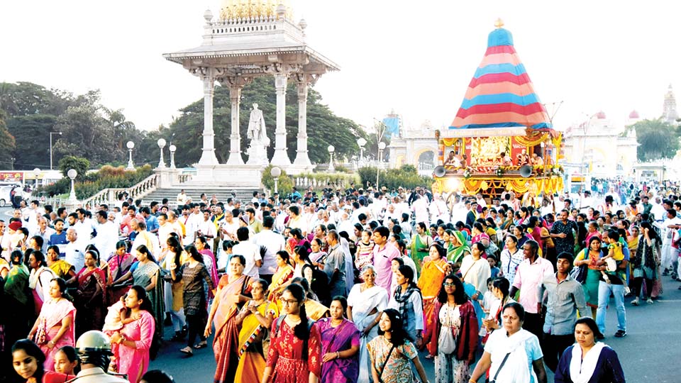 ಇಸ್ಕಾನ್‍ನಿಂದ ಅದ್ಧೂರಿ ಕೃಷ್ಣ-ಬಲರಾಮ ರಥಯಾತ್ರೆ