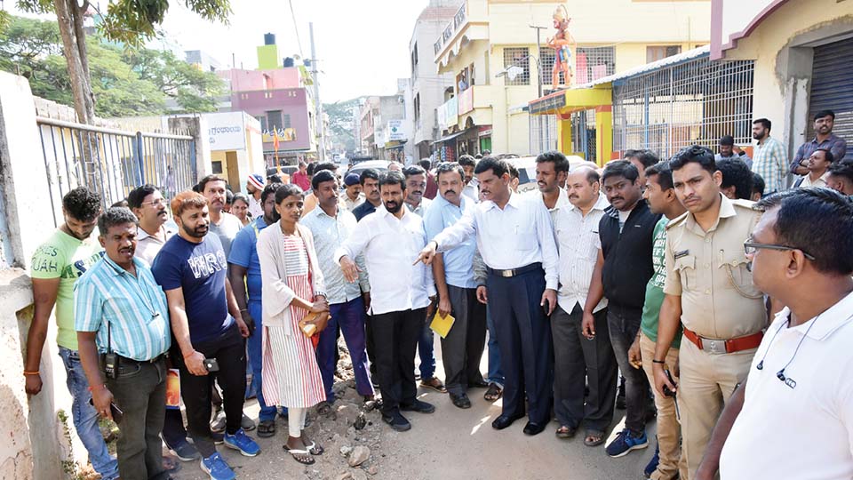 ಸಮರ್ಪಕ ಕುಡಿಯುವ ನೀರು ಪೂರೈಸಿ, ಕಸದ   ರಾಶಿ ತೆರವುಗೊಳಿಸಿ: ಶಾಸಕ ನಾಗೇಂದ್ರ ಸೂಚನೆ