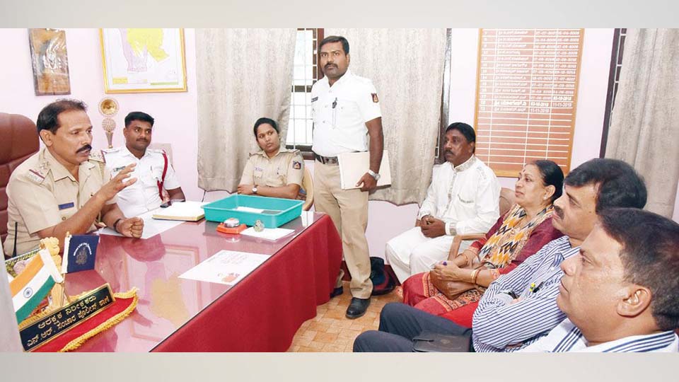 ಕಾನೂನಿಗೆ ಅಂಜಿ ಹೆಲ್ಮೆಟ್ ಧರಿಸದೆ, ಅಮೂಲ್ಯ ಪ್ರಾಣ ರಕ್ಷಣೆಗಾಗಿ ಹೆಲ್ಮೆಟ್ ಧರಿಸಿ