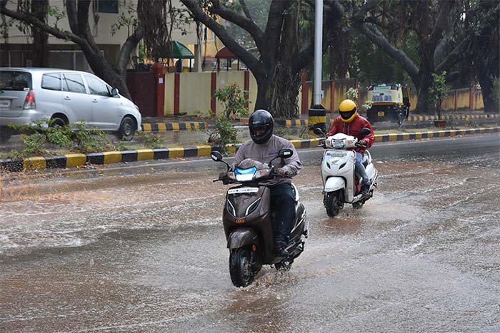 summer rains in Mysore: a surprise to people-1