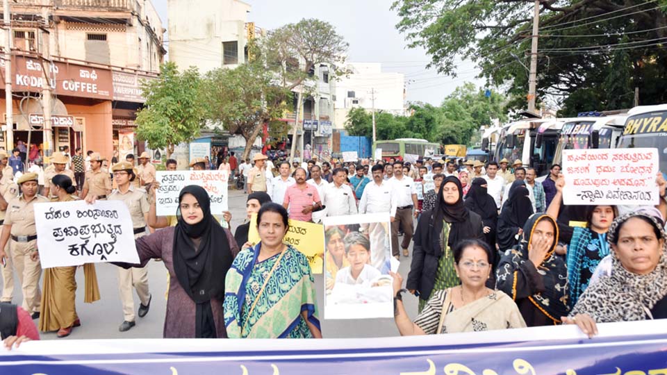 ಮೈಸೂರಲ್ಲಿ ಶಾಂತಿ-ಸೌಹಾರ್ದತೆಗಾಗಿ ಸಂವಿಧಾನ ರಕ್ಷಣಾ ಸಮಿತಿಯಿಂದ ಮೌನ ಮೆರವಣಿಗೆ