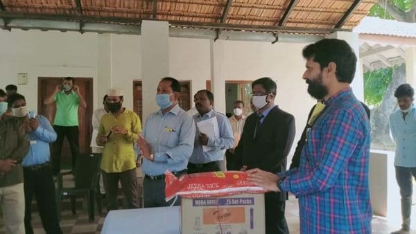 Distribution of Food Kit by Minister for Tourist Guides
