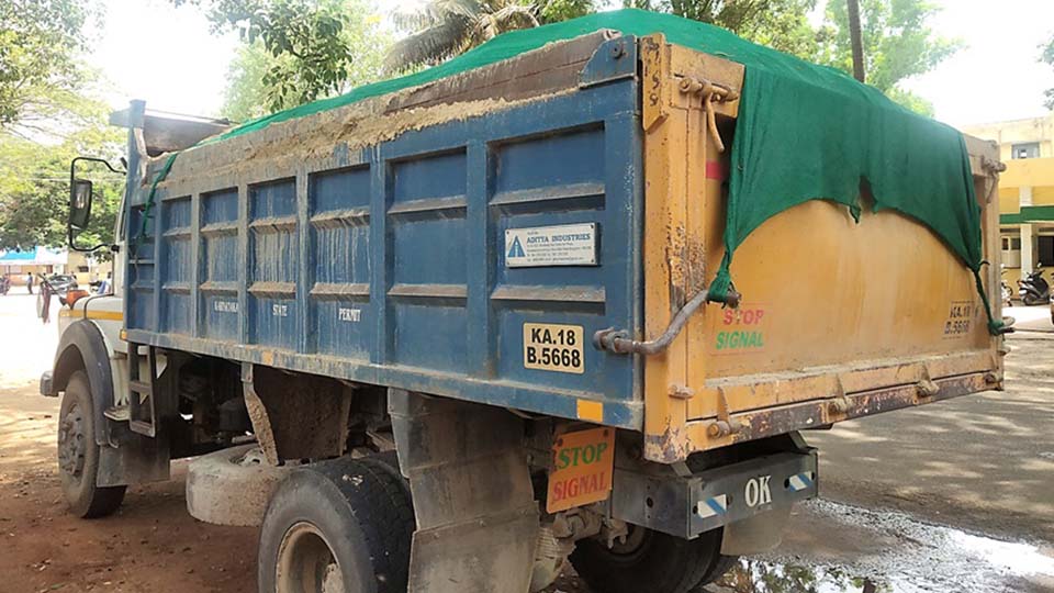 ಅಕ್ರಮ ಮರಳು ಸಾಗಣೆ: ಟಿಪ್ಪರ್ ವಶ, ಚಾಲಕ ಪರಾರಿ