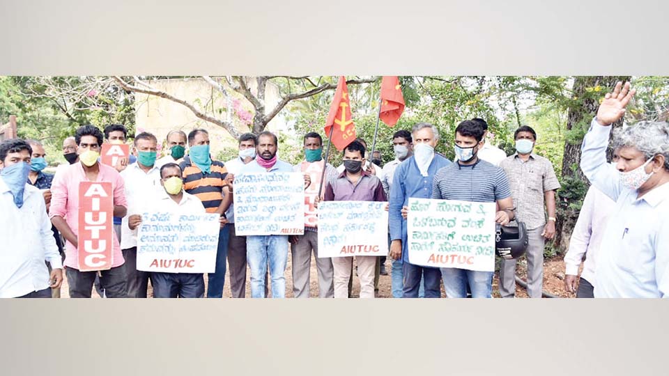 ಕಾರ್ಮಿಕ ಕಾಯ್ದೆ ದುರ್ಬಲಗೊಳಿಸದಂತೆ ಆಗ್ರಹಿಸಿ ಪ್ರತಿಭಟನೆ