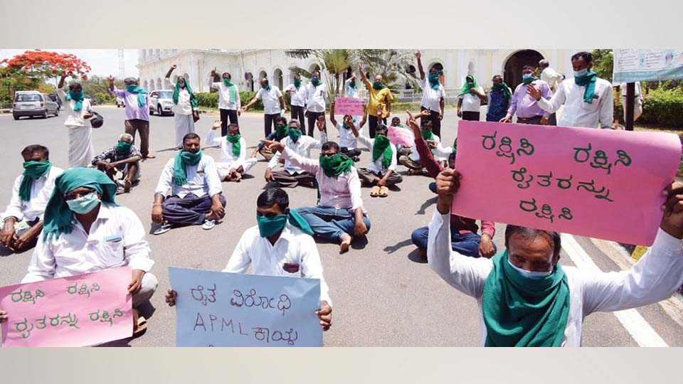 ಭೂ ಸುಧಾರಣೆ ಕಾಯ್ದೆ, ಎಪಿಎಂಸಿ ಕಾಯ್ದೆ ತಿದ್ದುಪಡಿ ವಿರುದ್ಧ ಕಬ್ಬು ಬೆಳೆಗಾರರ ಪ್ರತಿಭಟನೆ