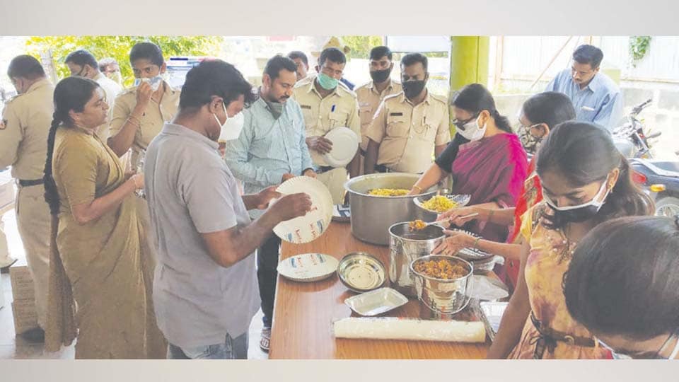 ಸಾಯಿ ಫೌಂಡೇಷನ್‍ನಿಂದ ಪೊಲೀಸ್ ಸಿಬ್ಬಂದಿಗೆ ಉಚಿತ ಭೋಜನ