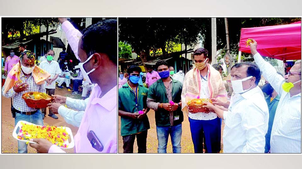 ಶ್ರೀರಾಂಪುರದಲ್ಲಿ ಹಬ್ಬದ ವಾತಾವರಣ: ಕೊರೊನಾ ವಾರಿಯರ್ಸ್‍ಗೆ ಹೂ ಮಳೆಗರೆದು ಅಭಿನಂದನೆ