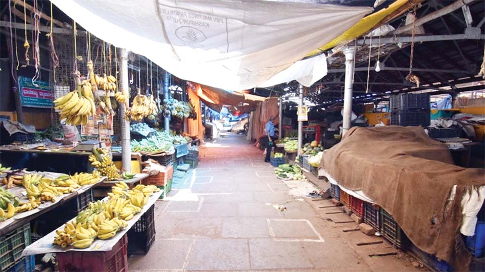 ದೇವರಾಜ ಮಾರುಕಟ್ಟೆಯಲ್ಲಿ ಹಣ್ಣು-ತರಕಾರಿ ಮಾರಾಟವೂ ಬಂದ್