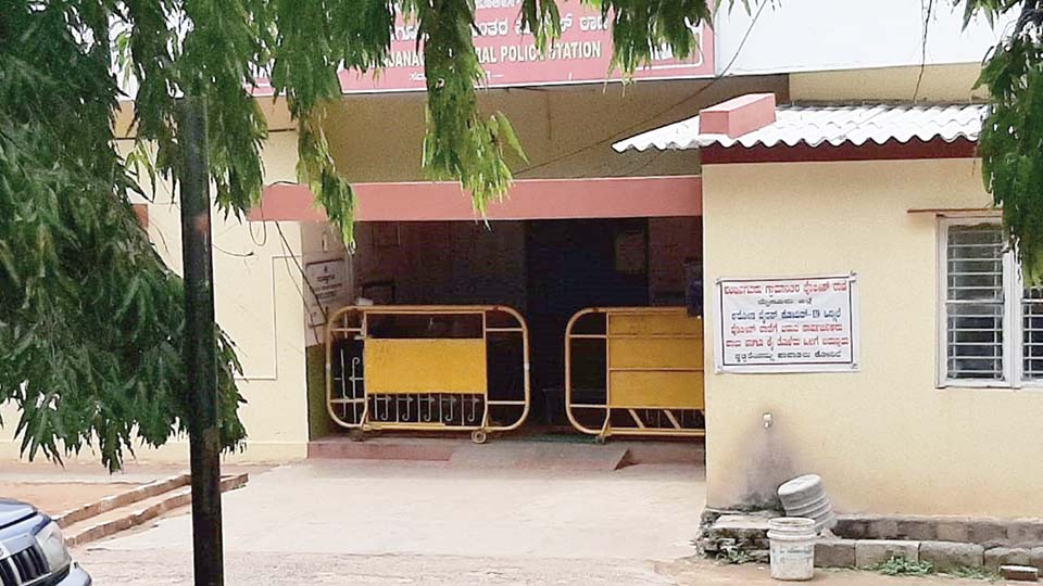 ಸೋಂಕಿತನ ಸಂಪರ್ಕ: ನಂ.ಗೂಡು ಗ್ರಾಮಾಂತರ ಠಾಣೆಯಲ್ಲಿ ಎಚ್ಚರ!