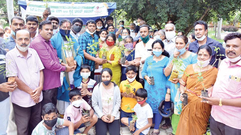 `ಲಕ್ಷ ವೃಕ್ಷ ಅಭಿಯಾನ’ದಡಿ ಕುವೆಂಪುನಗರದಲ್ಲಿ ಸಾವಿರ ಗಿಡ ವಿತರಣೆ