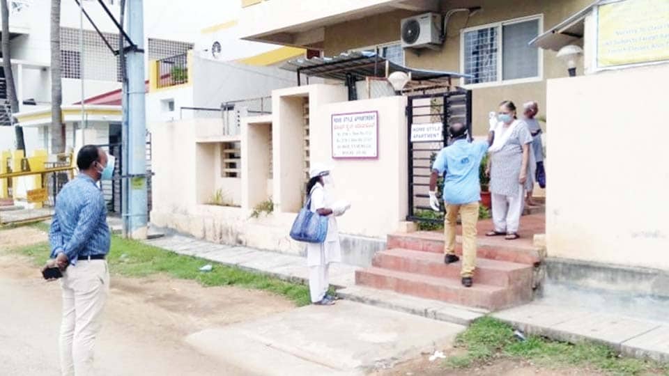 ಮನೆ ಮನೆಗೆ ತೆರಳಿ ಕೊರೊನಾ ಜಾಗೃತಿ