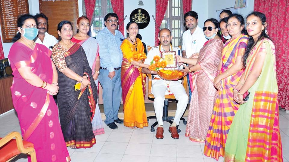 ಕೊರೊನಾ ವಾರಿಯರ್ಸ್‍ಗೆ ಕಚೇರಿಯಲ್ಲೇ ಸಂಘ-ಸಂಸ್ಥೆಗಳಿಂದ ಸನ್ಮಾನ