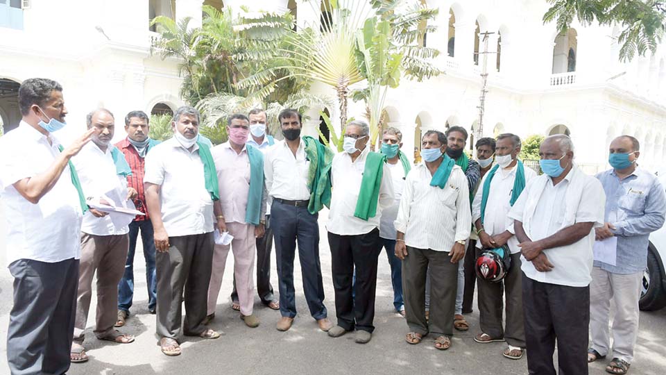 ಭೂ ಸುಧಾರಣೆ ಕಾಯ್ದೆ ತಿದ್ದುಪಡಿ ವಿರೋಧಿಸಿ ರೈತ ಸಂಘದಿಂದ ಪ್ರತಿಭಟನೆ