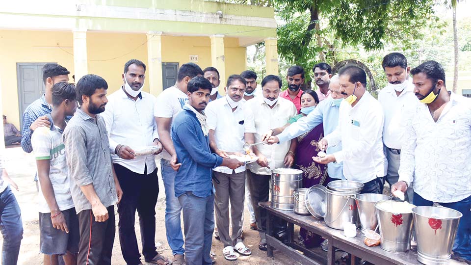 ಡಾ.ಯತೀಂದ್ರ ಸಿದ್ದರಾಮಯ್ಯ ಜನ್ಮದಿನ: ಅಭಿಮಾನಿಗಳಿಂದ ಸಮಾಜಸೇವಾ ಕಾರ್ಯ