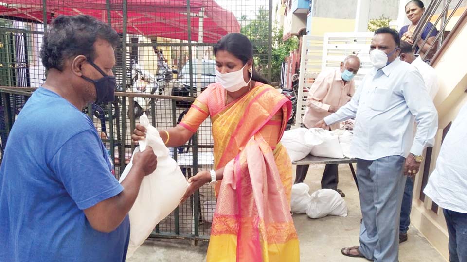 ಸೀಲ್‍ಡೌನ್ ಪ್ರದೇಶದ ನಿವಾಸಿಗಳಿಗೆ ದಿನಸಿ ಕಿಟ್ ವಿತರಿಸಿದ ಕಾರ್ಪೊರೇಟರ್ ನಿರ್ಮಲಾ