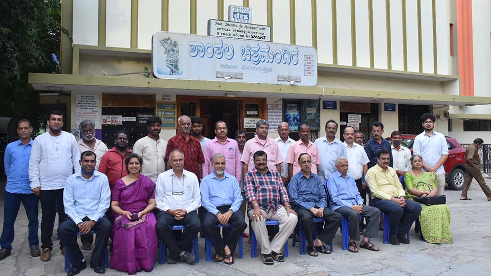 ನಾಲ್ಕೂವರೆ ದಶಕ ಕಾಲ ವಿಜೃಂಭಿಸಿದ್ದ ಶಾಂತಲಾ ಚಿತ್ರಮಂದಿರ ಈಗ `ತೆರೆ ಮರೆಗೆ’: `ನಮೋ ವೆಂಕಟೇಶ, ನಮೋ ತಿರುಮಲೇಶ’… ಕೊನೆ ಚರಣ