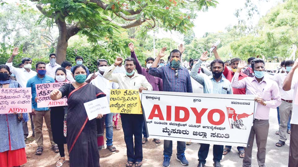 ಬಾಕಿ ವೇತನ ಪಾವತಿ, ವಿಶೇಷ ನೆರವು ಪ್ಯಾಕೇಜ್‍ಗೆ ಆಗ್ರಹಿಸಿ ಅತಿಥಿ ಉಪನ್ಯಾಸಕರು, ಶಿಕ್ಷಕರ ಪ್ರತಿಭಟನೆ