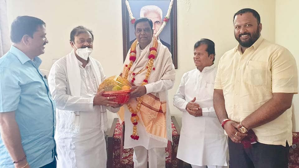 ಸಂಸದ ವಿ. ಶ್ರೀನಿವಾಸಪ್ರಸಾದ್ ಭೇಟಿ ಮಾಡಿದ ಸಚಿವ ನಾರಾಯಣಗೌಡ