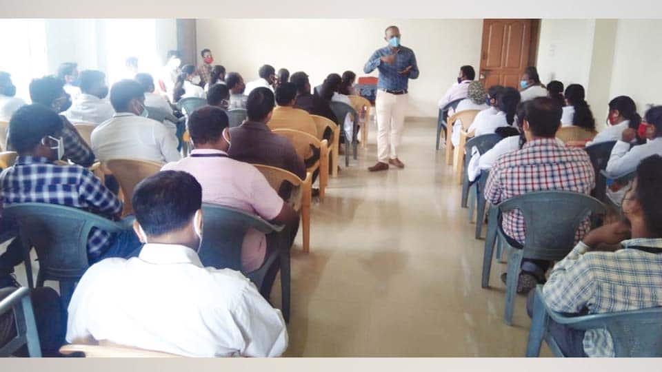 ಕೊರೊನಾ: ಸರ್ಕಾರದ ನೂತನ ಮಾರ್ಗಸೂಚಿ ಅನುಸರಿಸುವ ಬಗ್ಗೆ ವೈದ್ಯರು, ಸಿಬ್ಬಂದಿಗೆ ತರಬೇತಿ