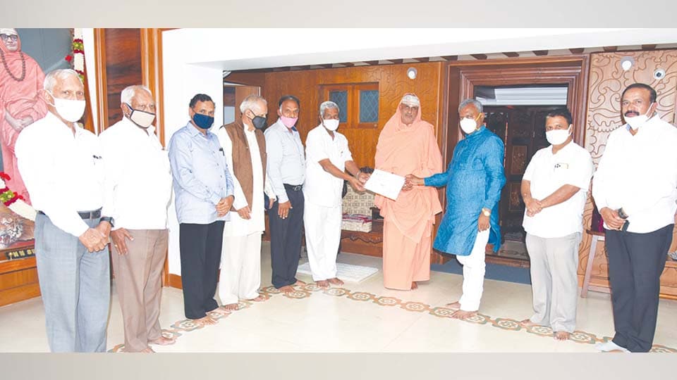 ಸಿಎಂ ಪರಿಹಾರ ನಿಧಿಗೆ ಜೆಎಸ್‍ಎಸ್ ಪ್ರಸಾದ ನಿಲಯಗಳ ಹಿರಿಯ ವಿದ್ಯಾರ್ಥಿಗಳಿಂದ 2.50 ಲಕ್ಷ ರೂ.ಗಳ ದೇಣಿಗೆ