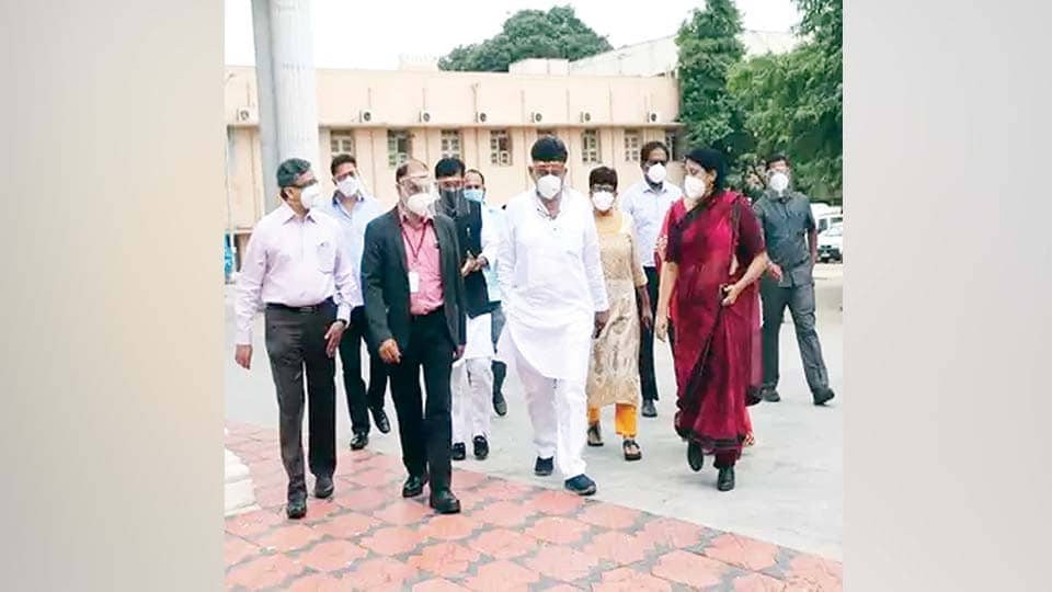 `ವಿಕ್ಟೋರಿಯಾ’ದಲ್ಲಿ ಸೋಂಕಿತರ ಭೇಟಿ ಮಾಡಿದ ಡಿ.ಕೆ.ಶಿವಕುಮಾರ್