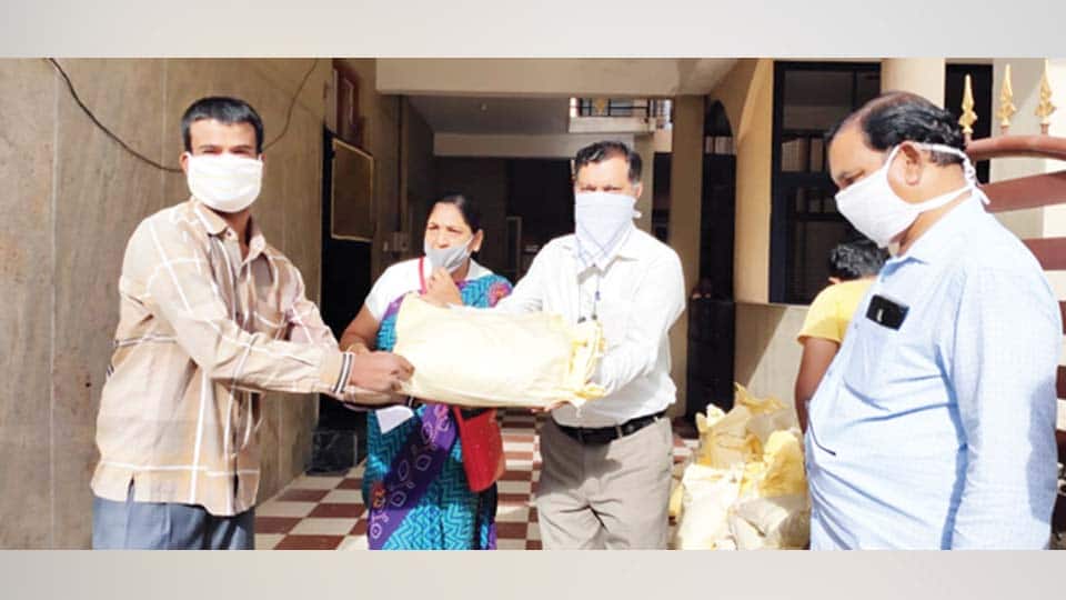 ಕಂಟೇನ್ಮೆಂಟ್ ವಲಯದವರಿಗೆ   ಆಹಾರ ಕಿಟ್ ವಿತರಿಸಿದ ಕಾರ್ಪೊರೇಟರ್
