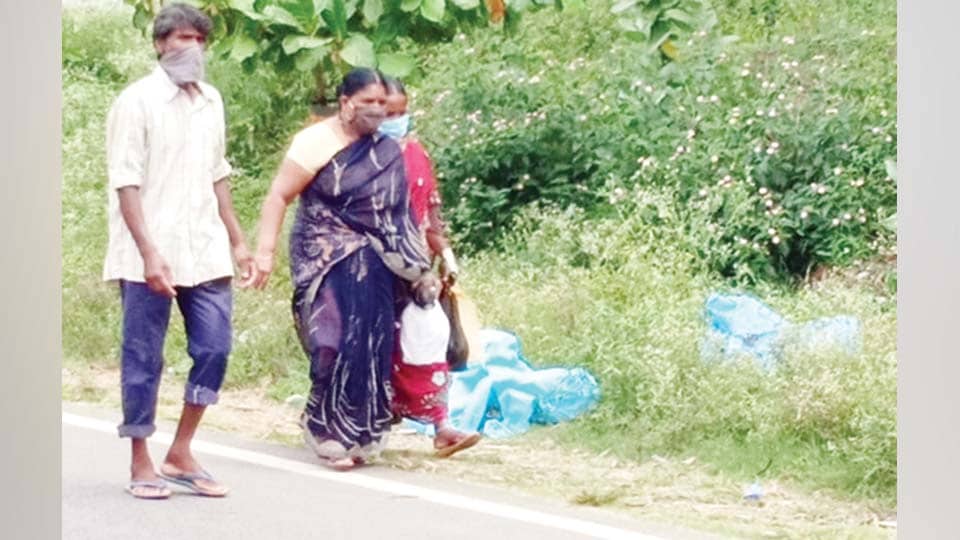 ಬಳಸಿದ ಪಿಪಿಇ ಕಿಟ್ ಪಿಕೆಟಿಬಿ ಆಸ್ಪತ್ರೆ ಬಳಿ ಪತ್ತೆ ಸಾರ್ವಜನಿಕರಲ್ಲಿ ಆತಂಕ